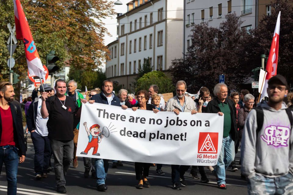 IG Metall Würzburg auf der Fridays For Future Demo mit Transparent "There are no jobs on a dead planet!"