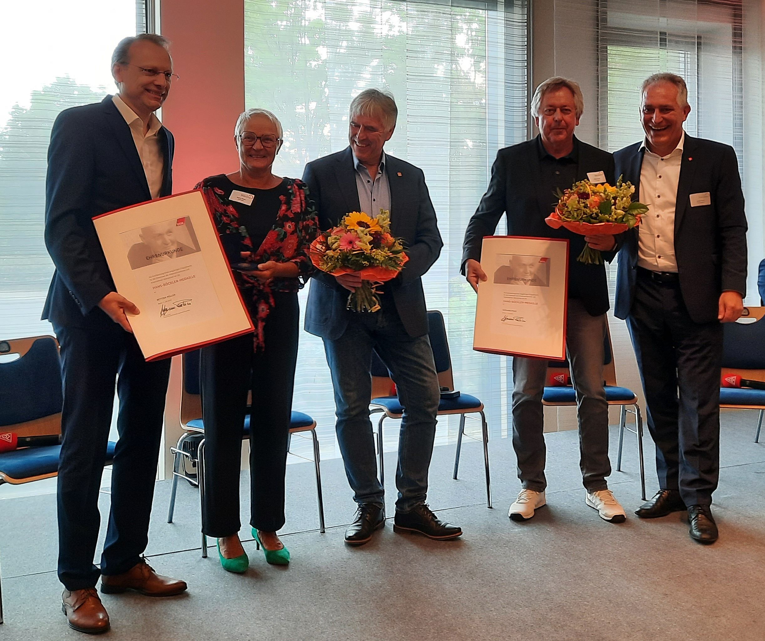 Hohe Würdigung: Gerhard Pfaff mit der Hans-Böckler-Medaille des DGB ...
